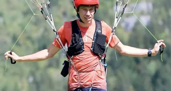 Il parapendista morto era un campione: sicurezza sotto la lente