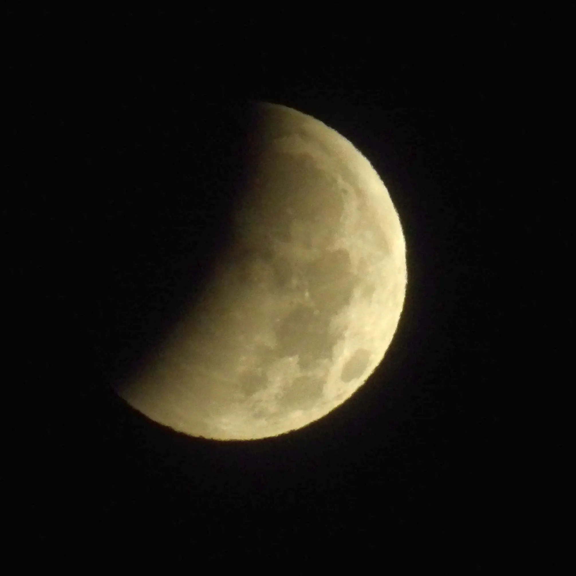 La Luna quasi scompare nell’ombra della Terra: la splendida foto da Levico