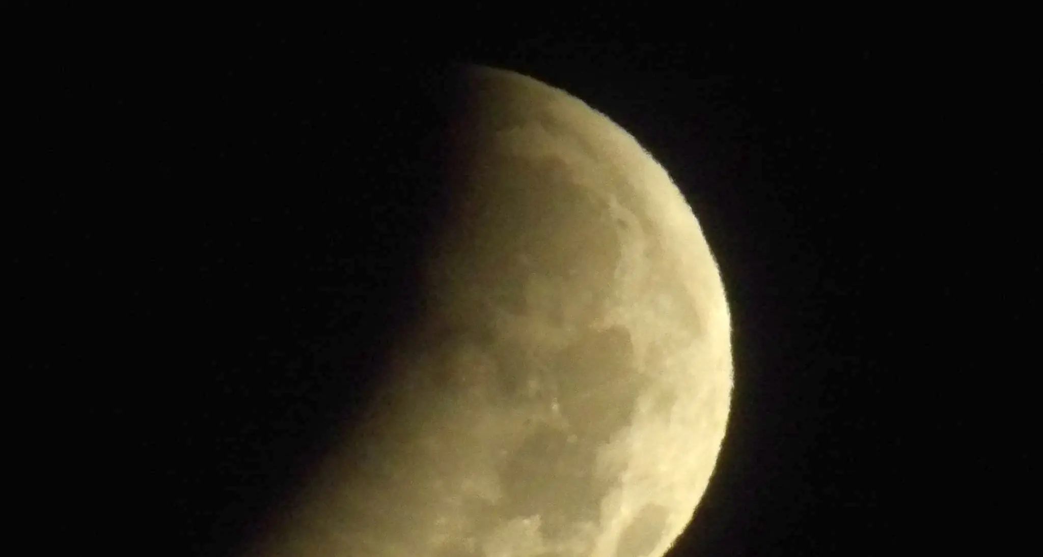 La Luna quasi scompare nell’ombra della Terra: la splendida foto da Levico