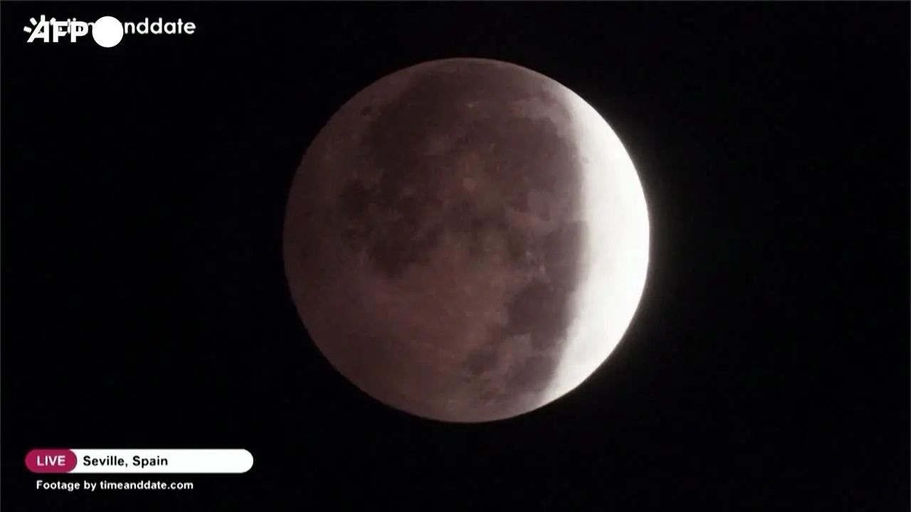 La Luna si tinge di rosso: lo spettacolo dell'eclissi da Siviglia a Los Angeles