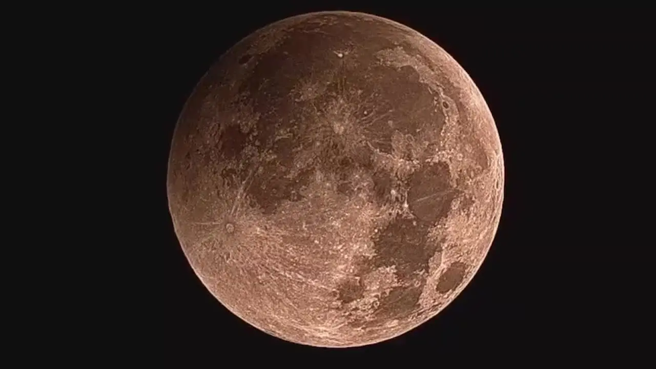 La Luna sparisce nell'ombra: l'eclissi parziale all'alba