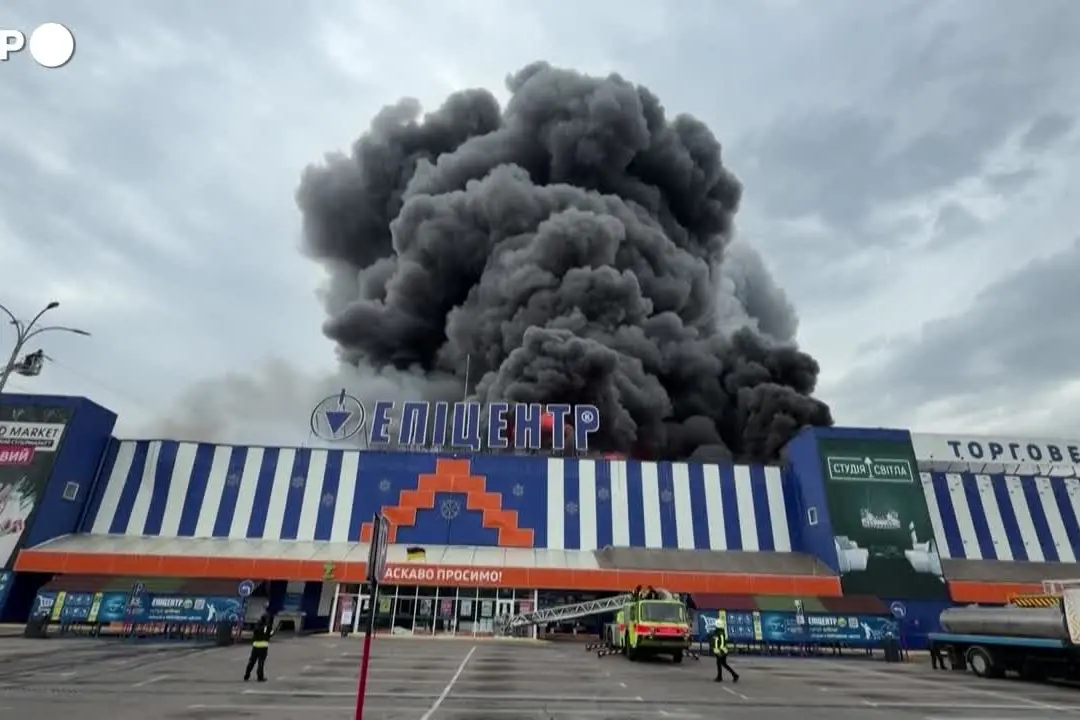 Ucraina, droni russi colpiscono negozio a Zaporizhzhia: ci sono feriti