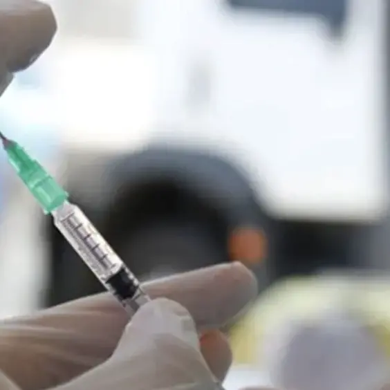 Influenza, il vaccino arriva in farmacia: gratis per gli over 65
