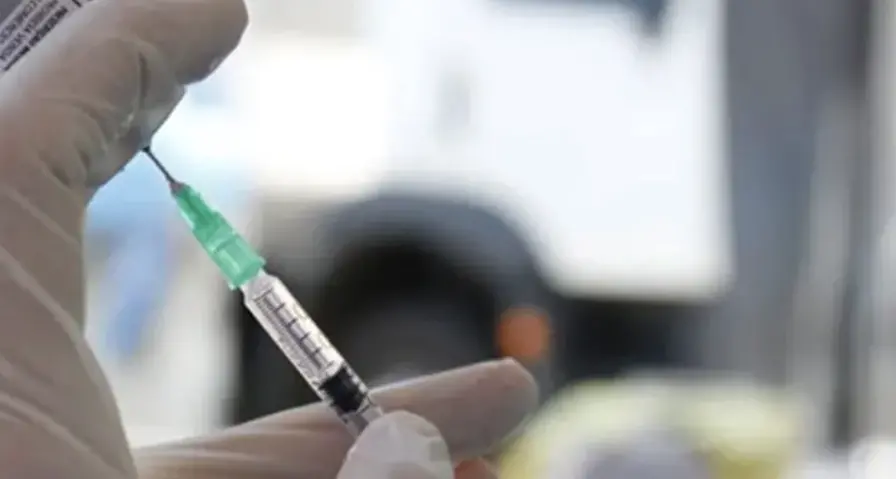 Influenza, il vaccino arriva in farmacia: gratis per gli over 65