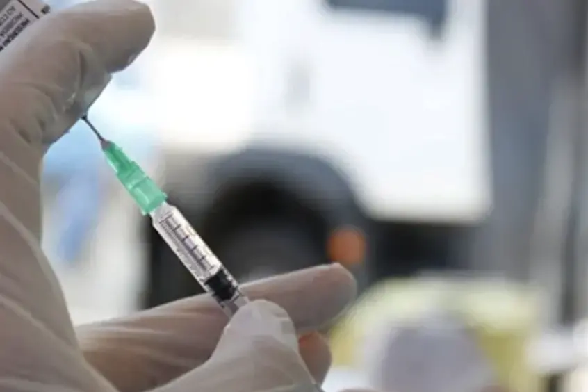 Influenza, il vaccino arriva in farmacia: gratis per gli over 65