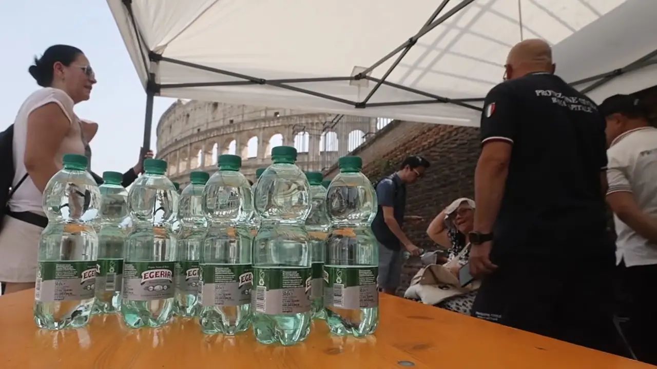 Caldo a Roma, informazioni e acqua gratis per i turisti