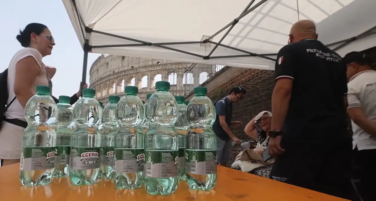 Caldo a Roma, informazioni e acqua gratis per i turisti