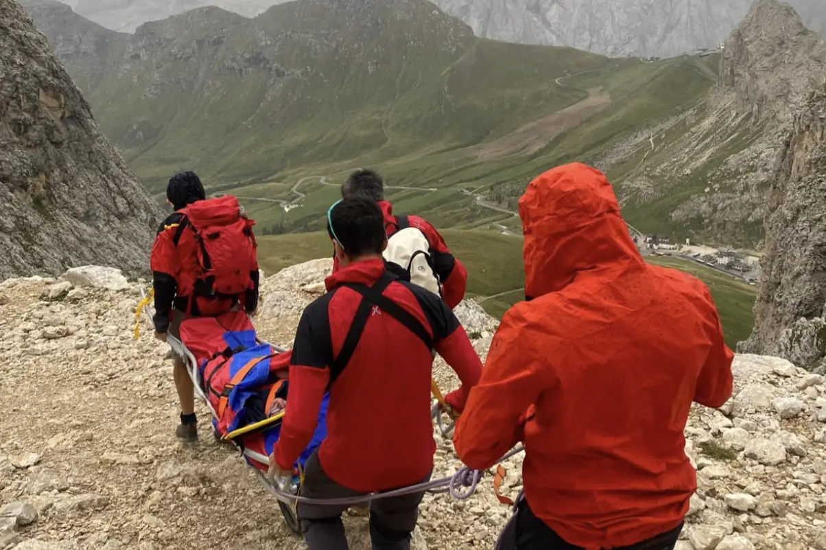 Maltempo, chiusa la funivia del Sass Pordoi: 200 persone costrette a scendere a piedi