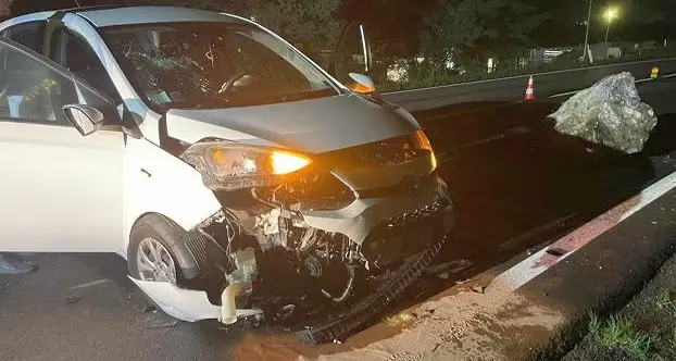 Paura sulla statale del Brennero: auto centra un masso appena caduto a Cadino
