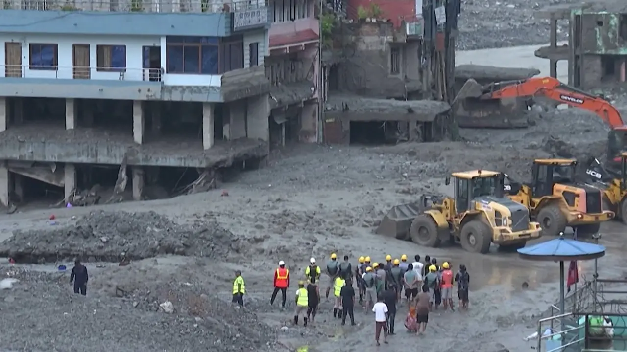 Nepal, si tenta di rimuovere la mole di fango e detriti fra gli edifici semi-distrutti
