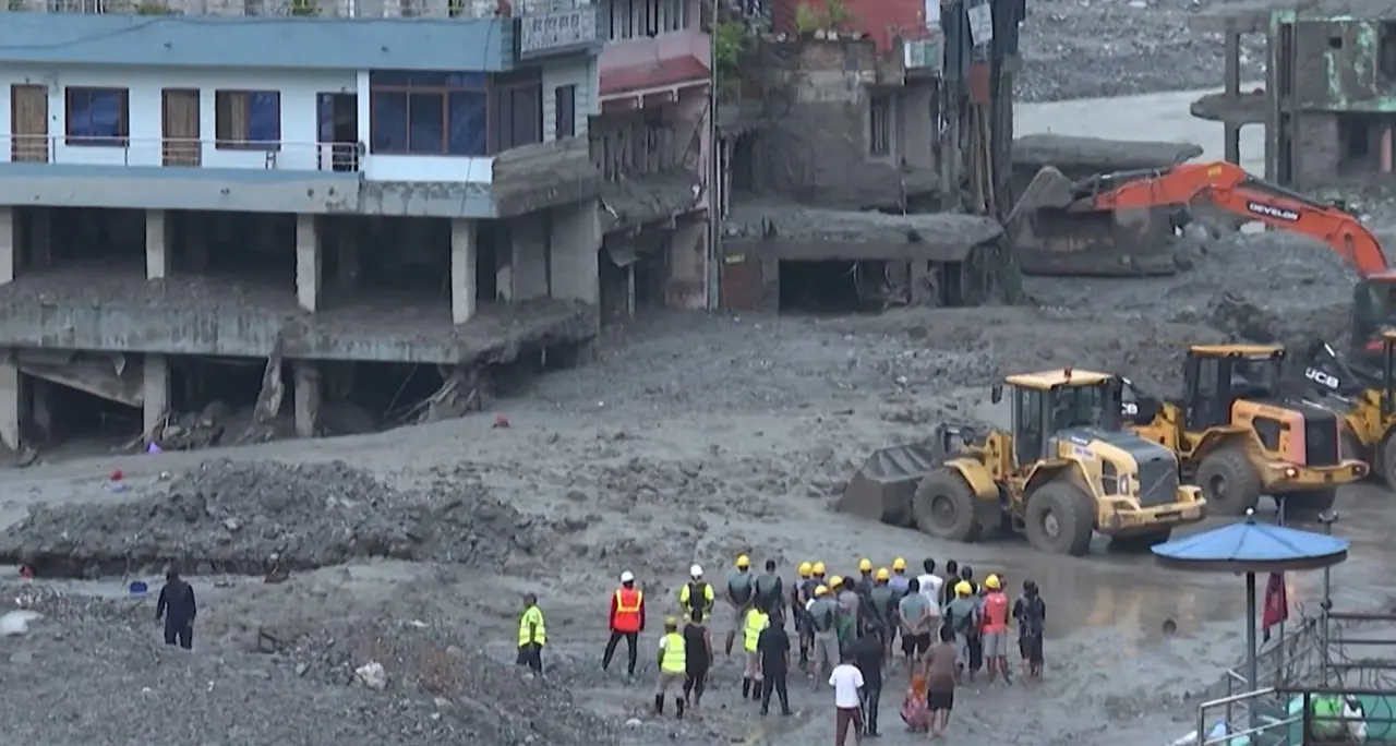 Nepal, si tenta di rimuovere la mole di fango e detriti fra gli edifici semi-distrutti
