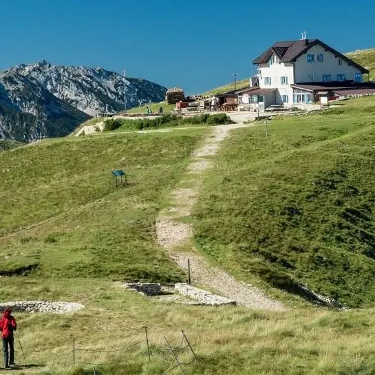 Rifugio Altissimo, caso liquami sui pascoli. La Sat assicura: «Impianto autorizzato»