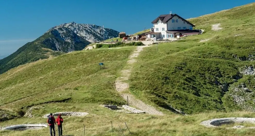 Rifugio Altissimo, caso liquami sui pascoli. La Sat assicura: «Impianto autorizzato»