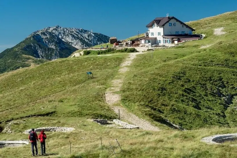 Rifugio Altissimo, caso liquami sui pascoli. La Sat assicura: «Impianto autorizzato»