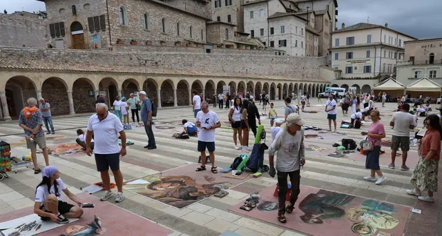 San Francesco nell'arte dei madonnari sulla piazza di Assisi