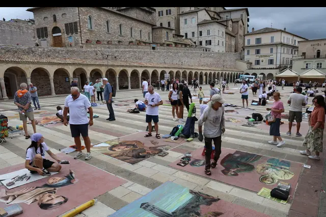 San Francesco nell'arte dei madonnari sulla piazza di Assisi