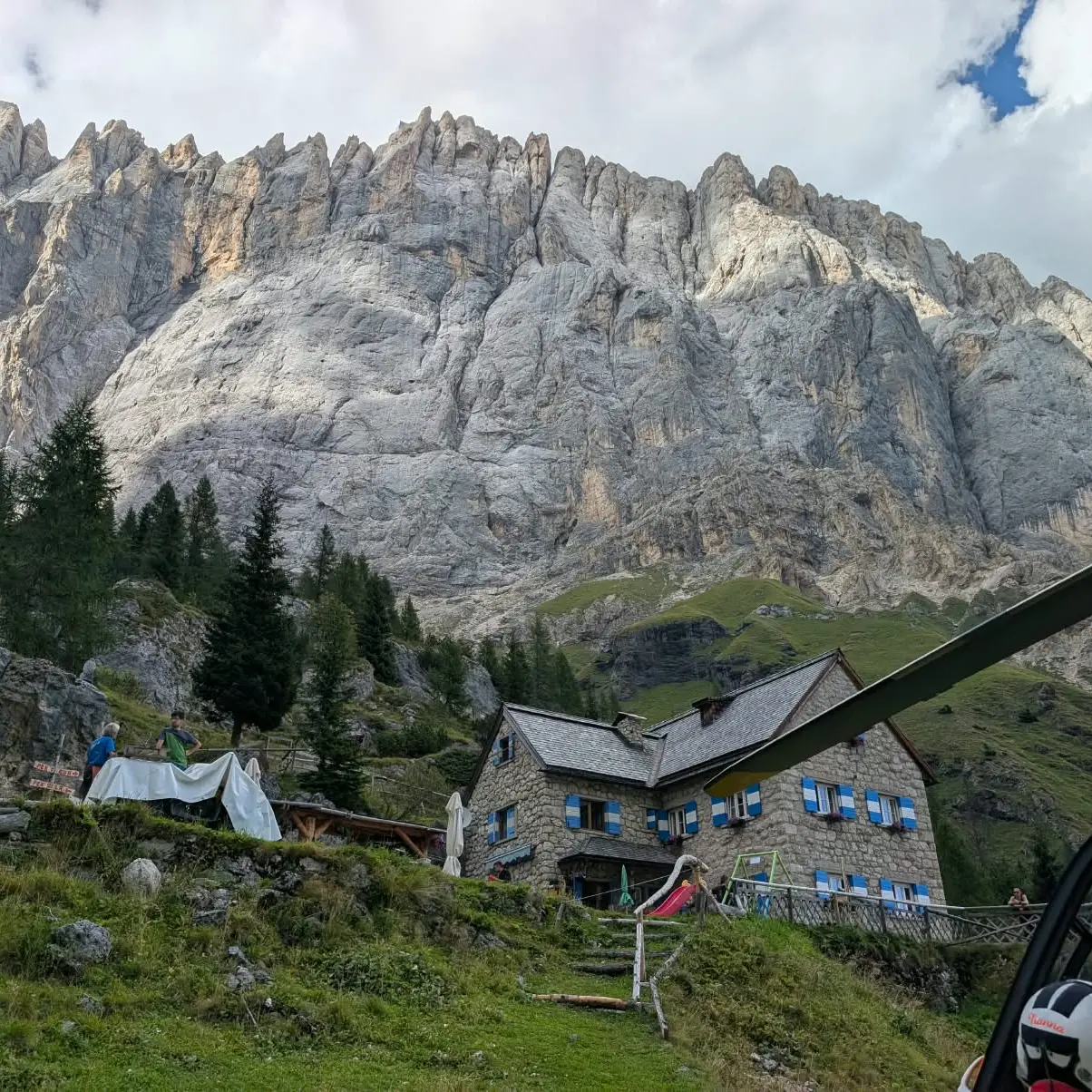 Vola per 15 metri mentre scala la Marmolada: soccorso alpinista di 27 anni