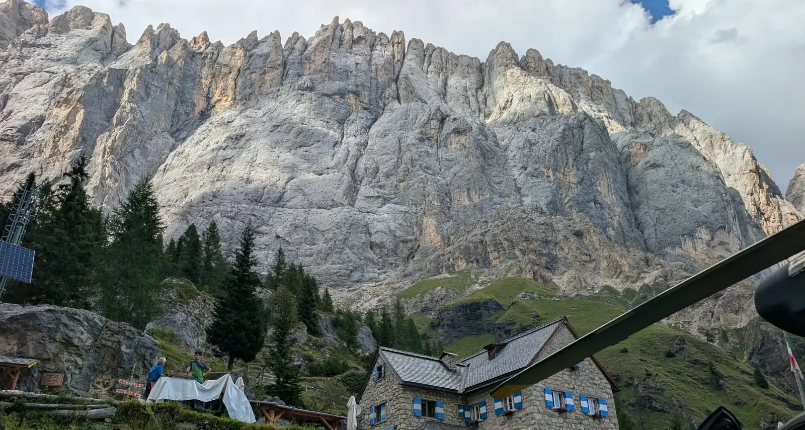 Vola per 15 metri mentre scala la Marmolada: soccorso alpinista di 27 anni