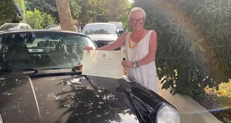 A 83 anni percorre 7.900 chilometri da sola in Porsche e raggiunge la Lapponia