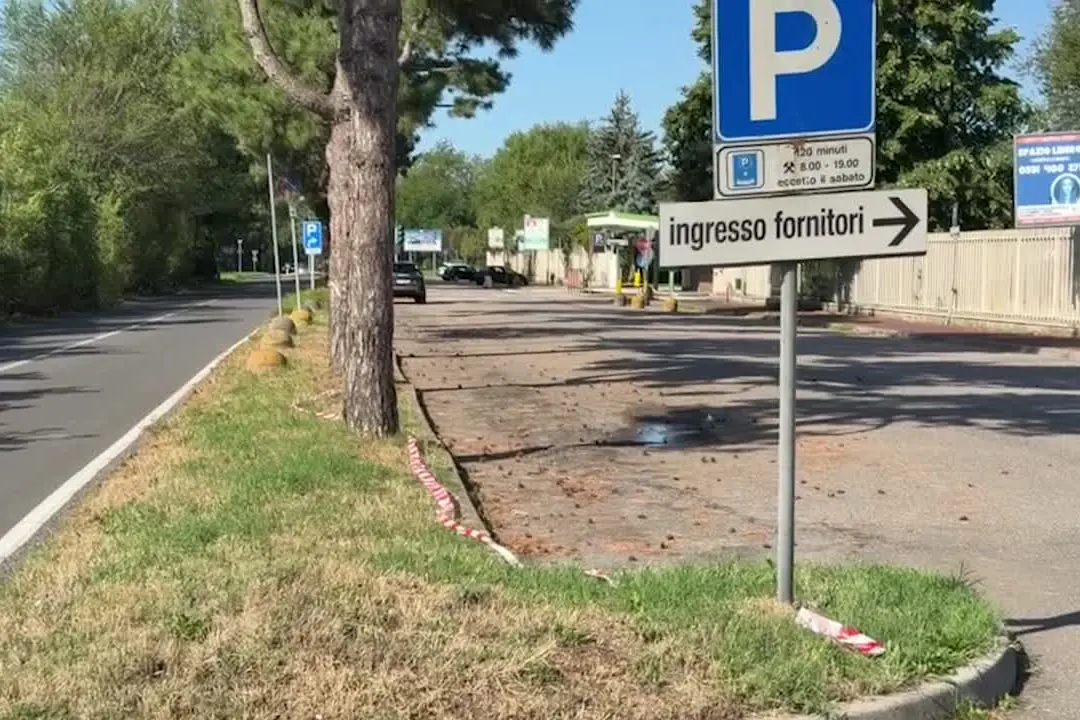 Trovato morto in un parcheggio, uomo ucciso a colpi di pistola