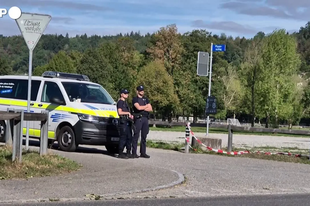 Polizia sul posto della sparatoria avvenuta durante un rave in Svizzera