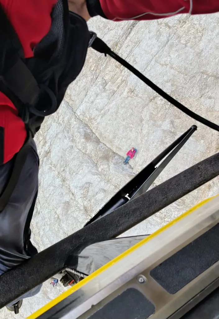 Paura sul Civetta, alpinista ferito e compagna bloccata: recuperati in elicottero