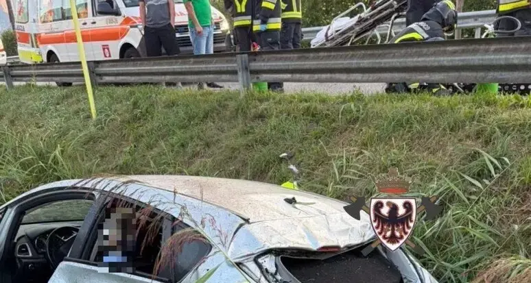 Nave San Rocco, auto contro un trattore e poi nel fossato: un ferito