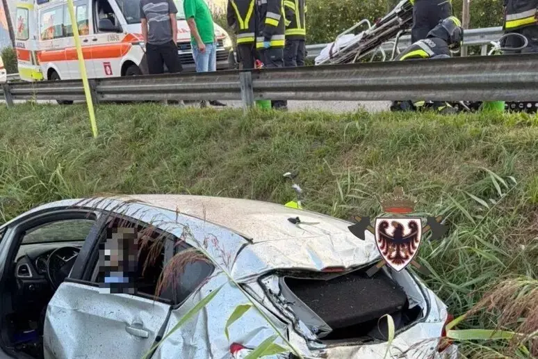 Nave San Rocco, auto contro un trattore e poi nel fossato: un ferito
