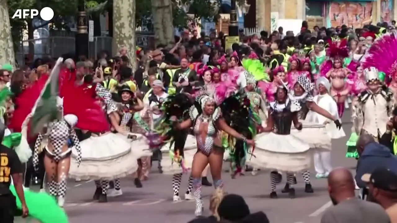 Londra, il Carnevale di Notting Hill compie 60 anni: la sfilata tra musica e colori