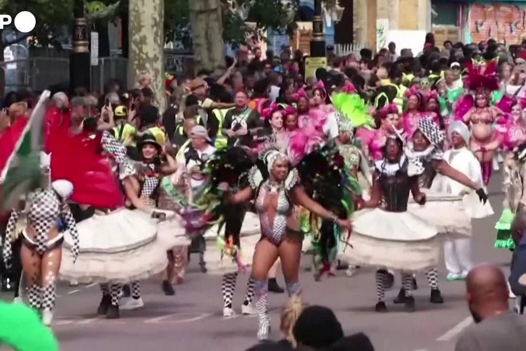 Londra, il Carnevale di Notting Hill compie 60 anni: la sfilata tra musica e colori