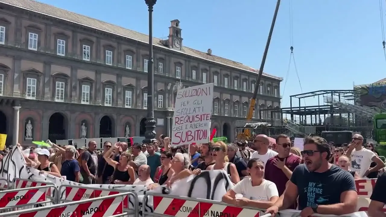 Campi Flegrei, tensioni alla protesta dei cittadini di Pozzuoli