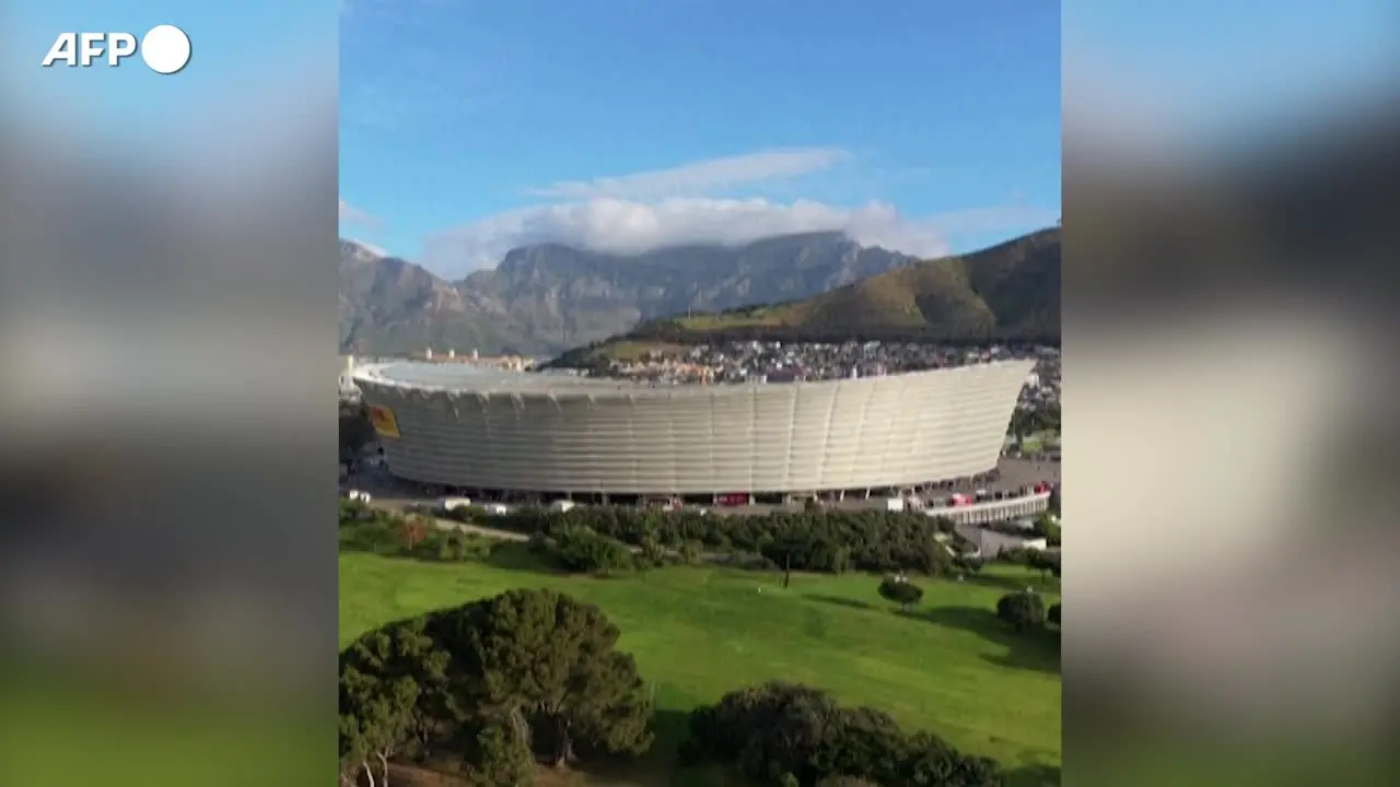 Città del Capo, aerei sfiorano il tetto dello stadio prima di Sudafrica-Nuova Zelanda
