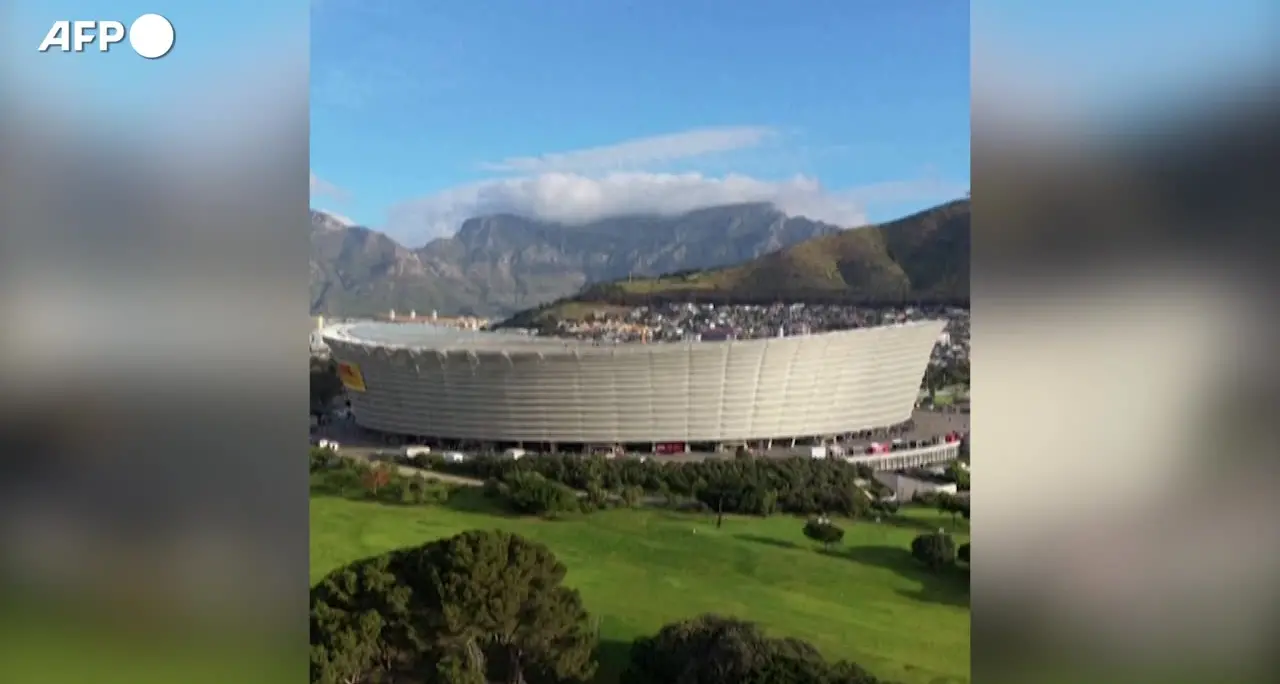 Città del Capo, aerei sfiorano il tetto dello stadio prima di Sudafrica-Nuova Zelanda