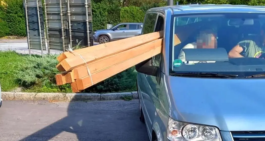 Tione, carico sporge dal finestrino e copre la visuale: automobilista multato