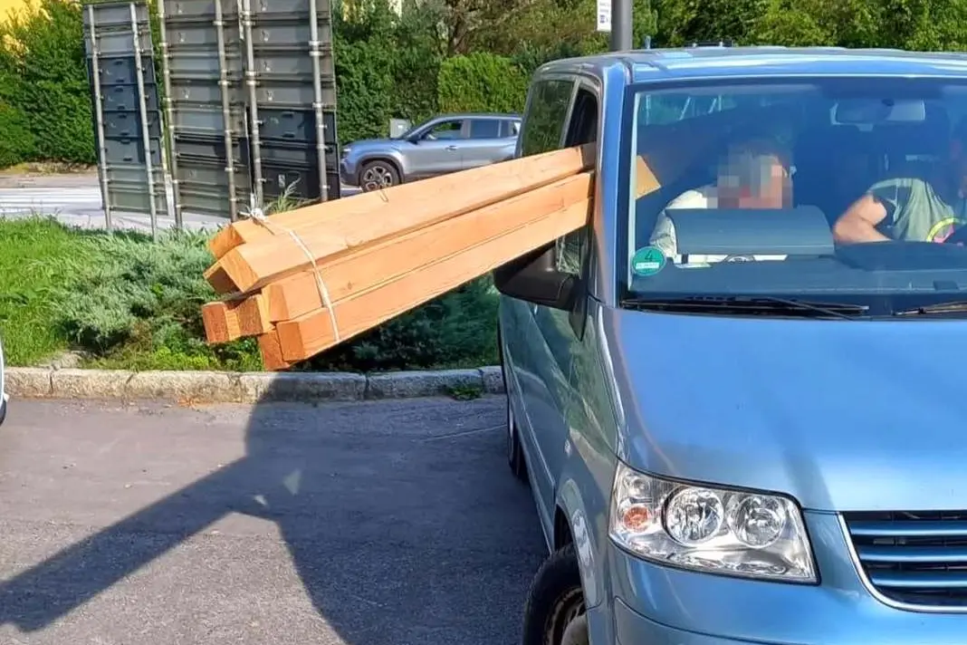 Tione, carico sporge dal finestrino e copre la visuale: automobilista multato