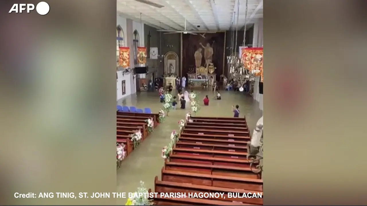 Nelle Filippine una coppia si sposa in una chiesa allagata a Hagonoy