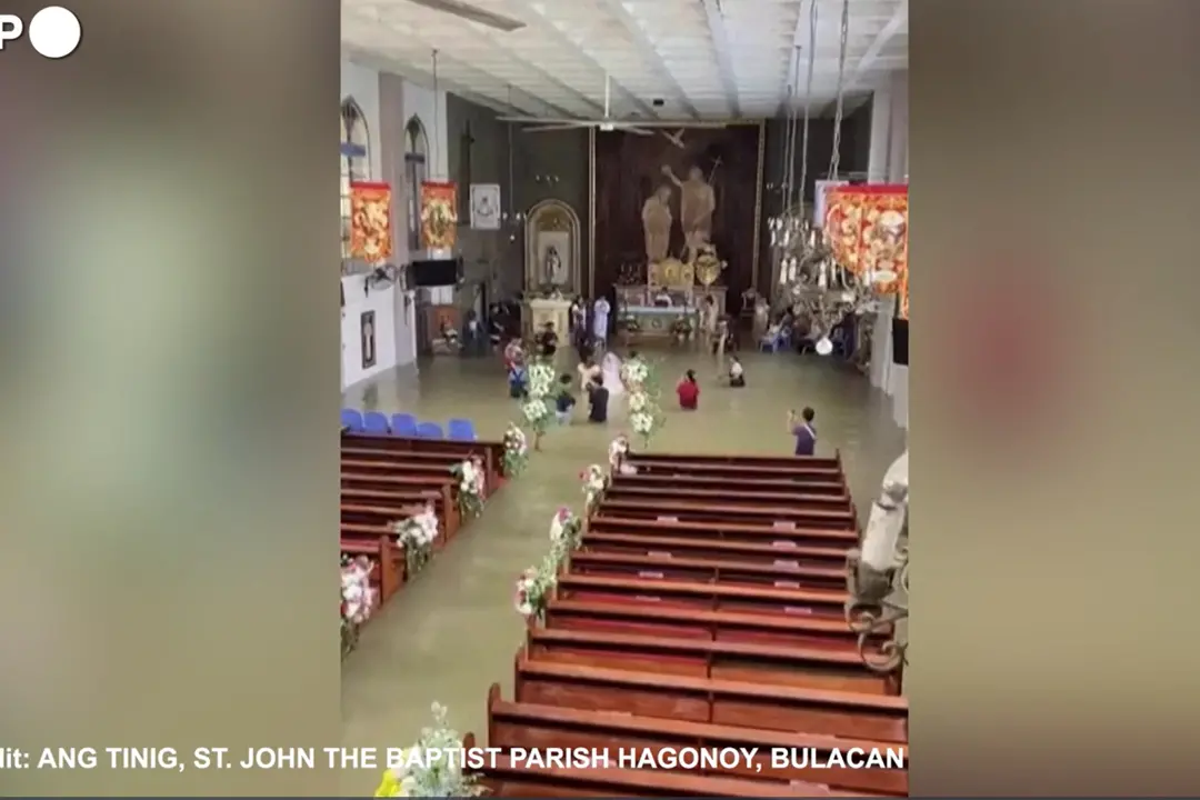 Nelle Filippine una coppia si sposa in una chiesa allagata a Hagonoy