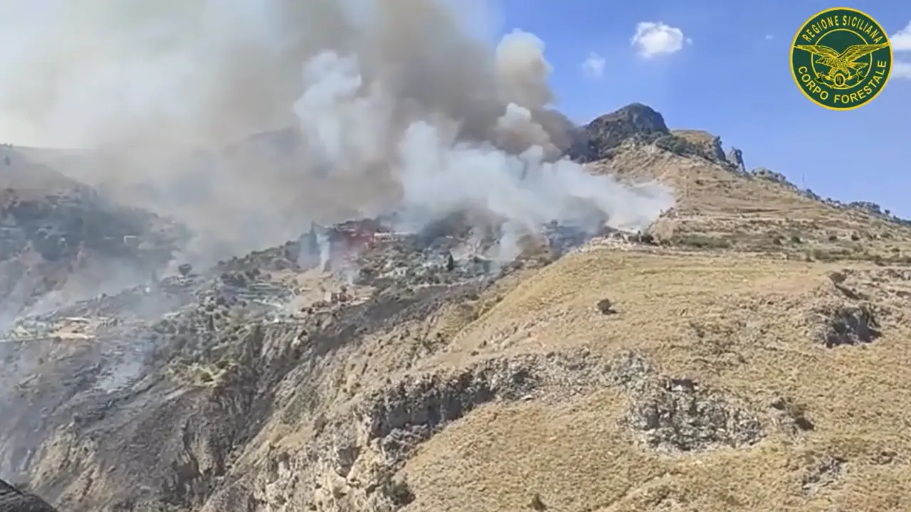 Incendio a Taormina, le immagini aeree del rogo