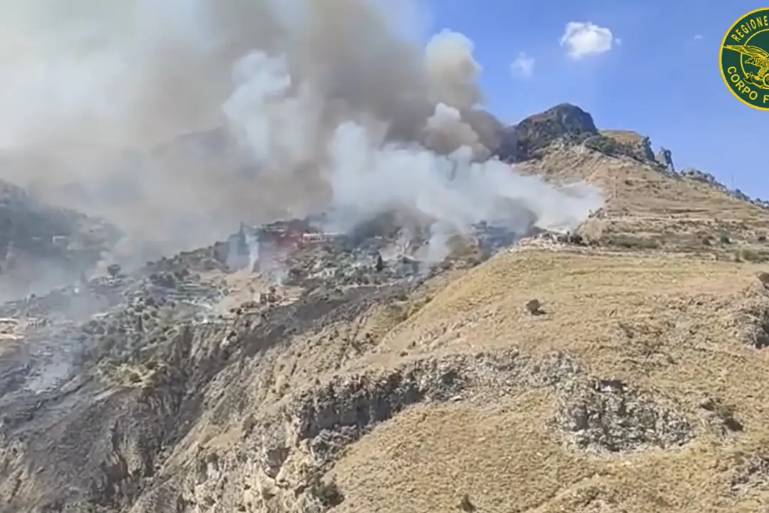 Incendio a Taormina, le immagini aeree del rogo