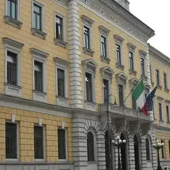Stalking alla vicina di casa, per una 70enne scatta il divieto di avvicinamento