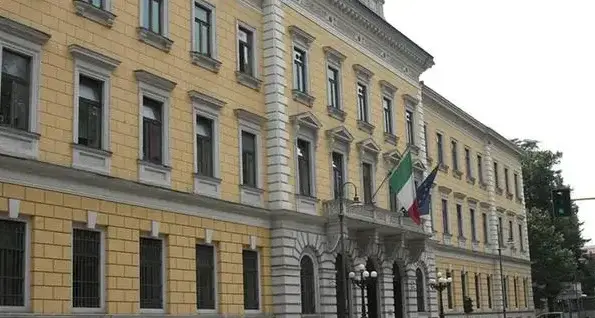 Stalking alla vicina di casa, per una 70enne scatta il divieto di avvicinamento