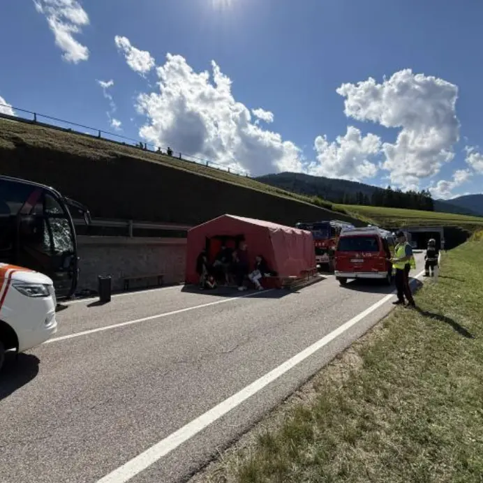 Incidente stradale a Villabassa: 14 feriti, grave una giovane