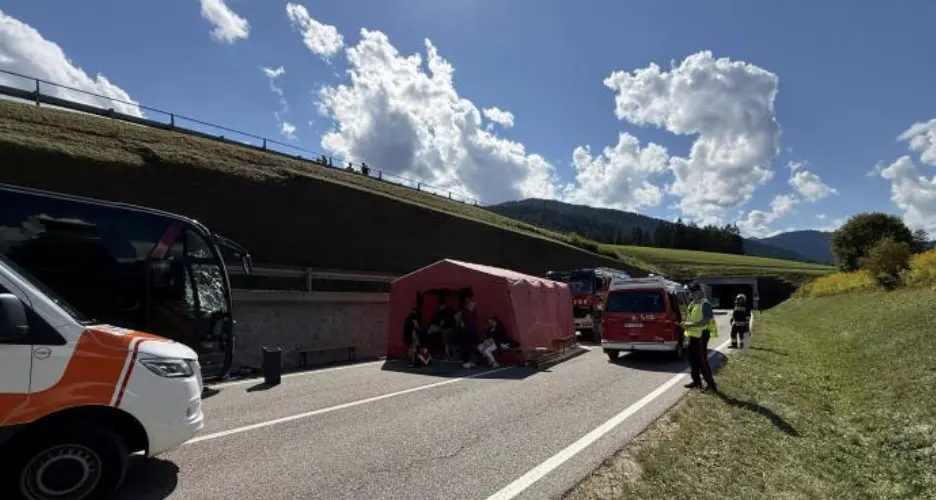 Incidente stradale a Villabassa: 14 feriti, grave una giovane