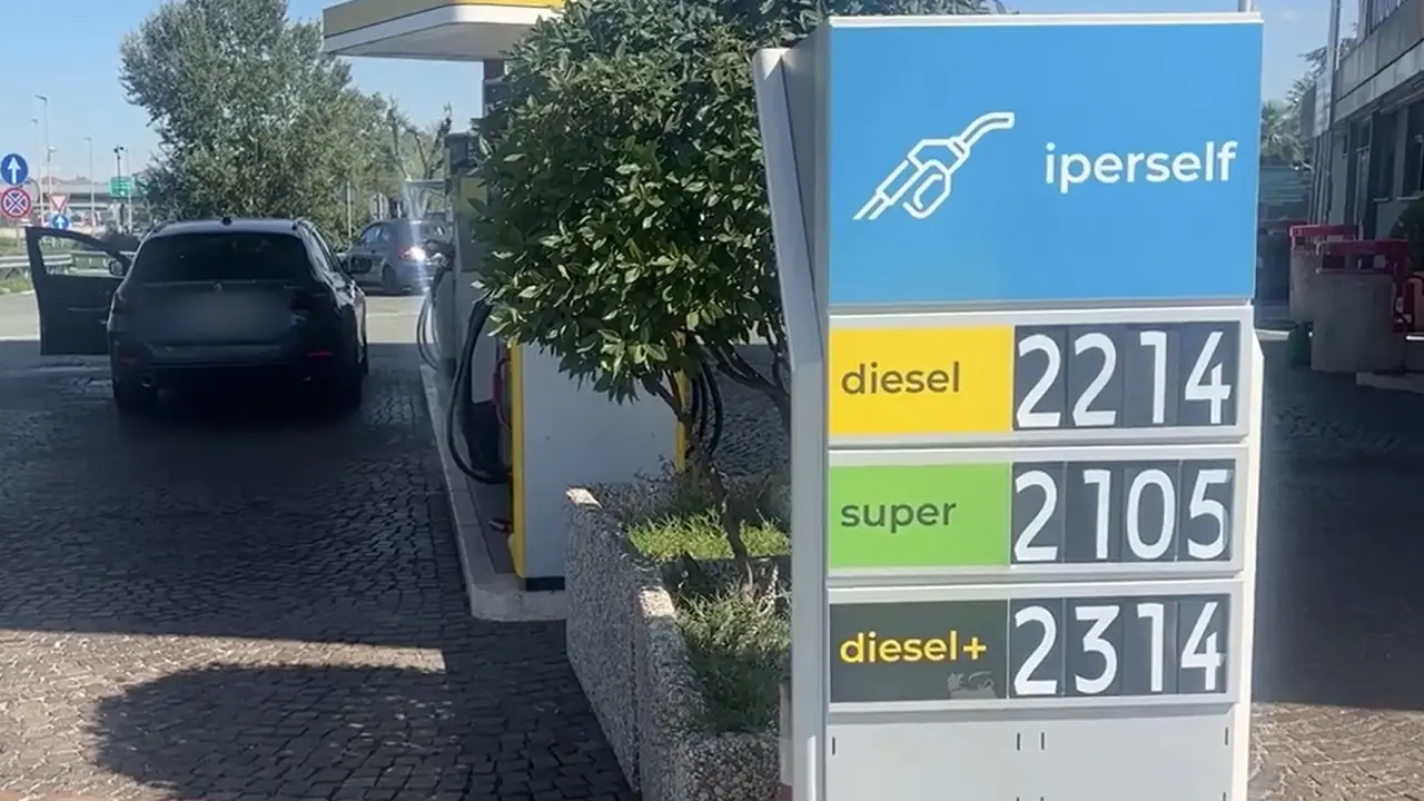 Caro-benzina, Torino: la senza-piombo sopra i 2,1 euro al litro