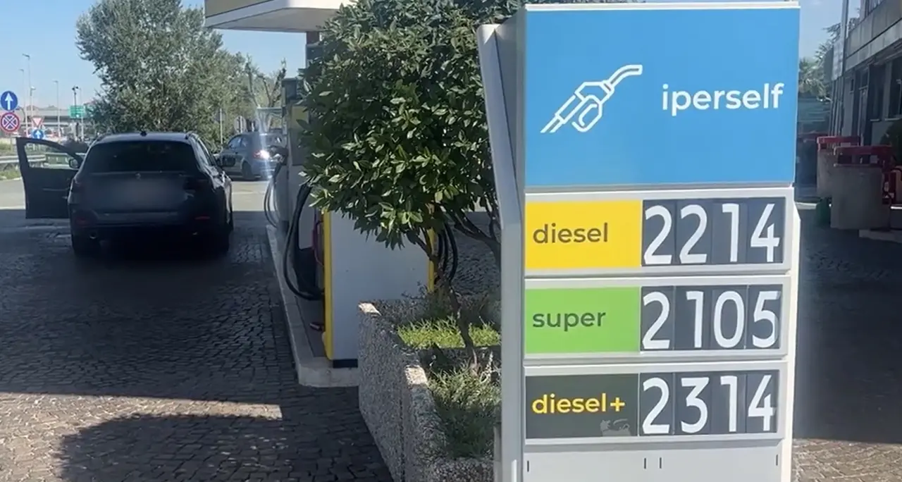 Caro-benzina, Torino: la senza-piombo sopra i 2,1 euro al litro