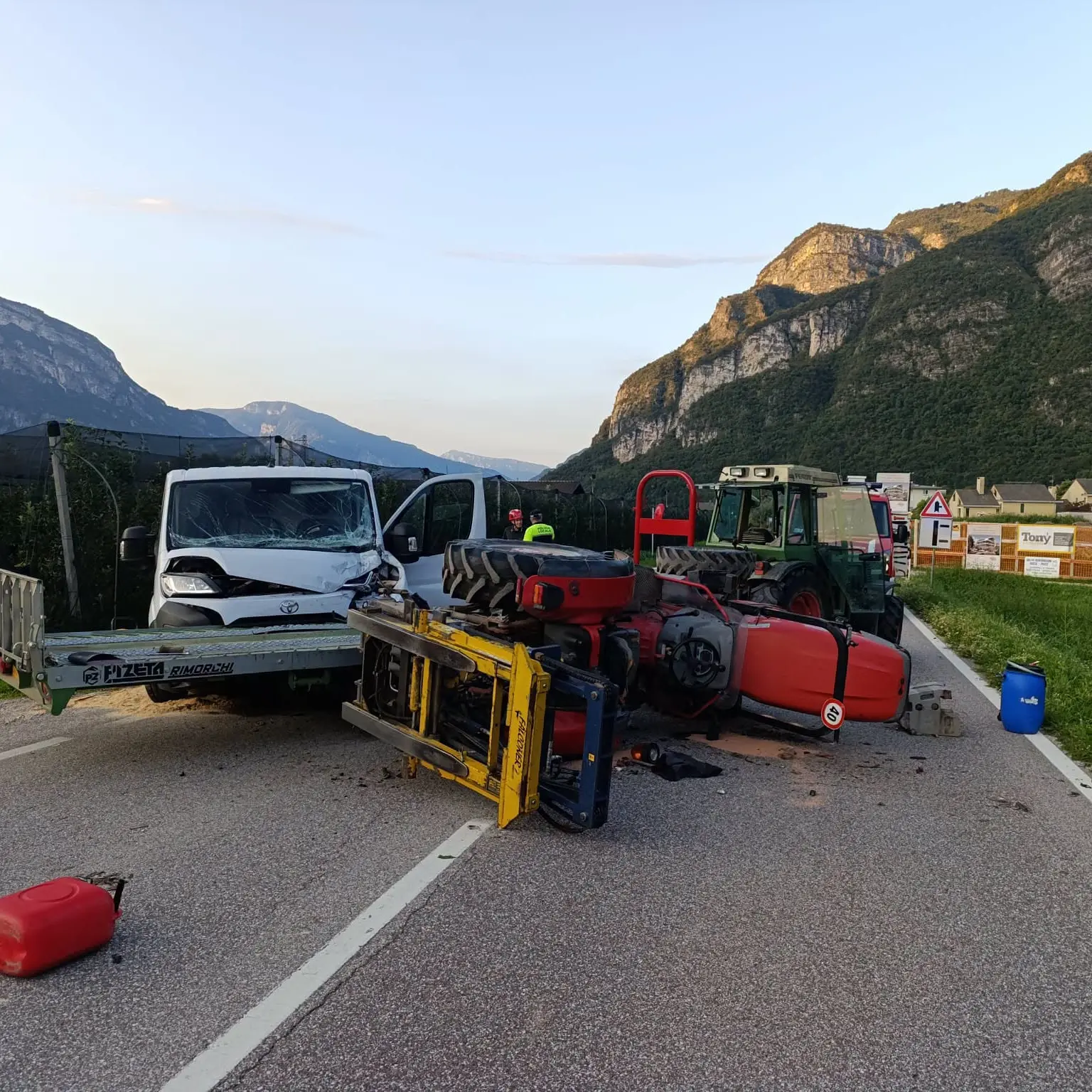 Incidente a Romagnano, rimorchio di un trattore si ribalta sulla provinciale