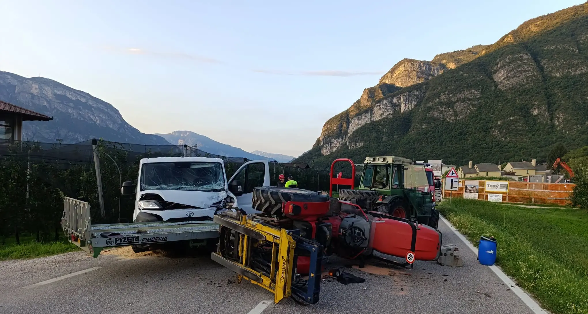 Incidente a Romagnano, rimorchio di un trattore si ribalta sulla provinciale