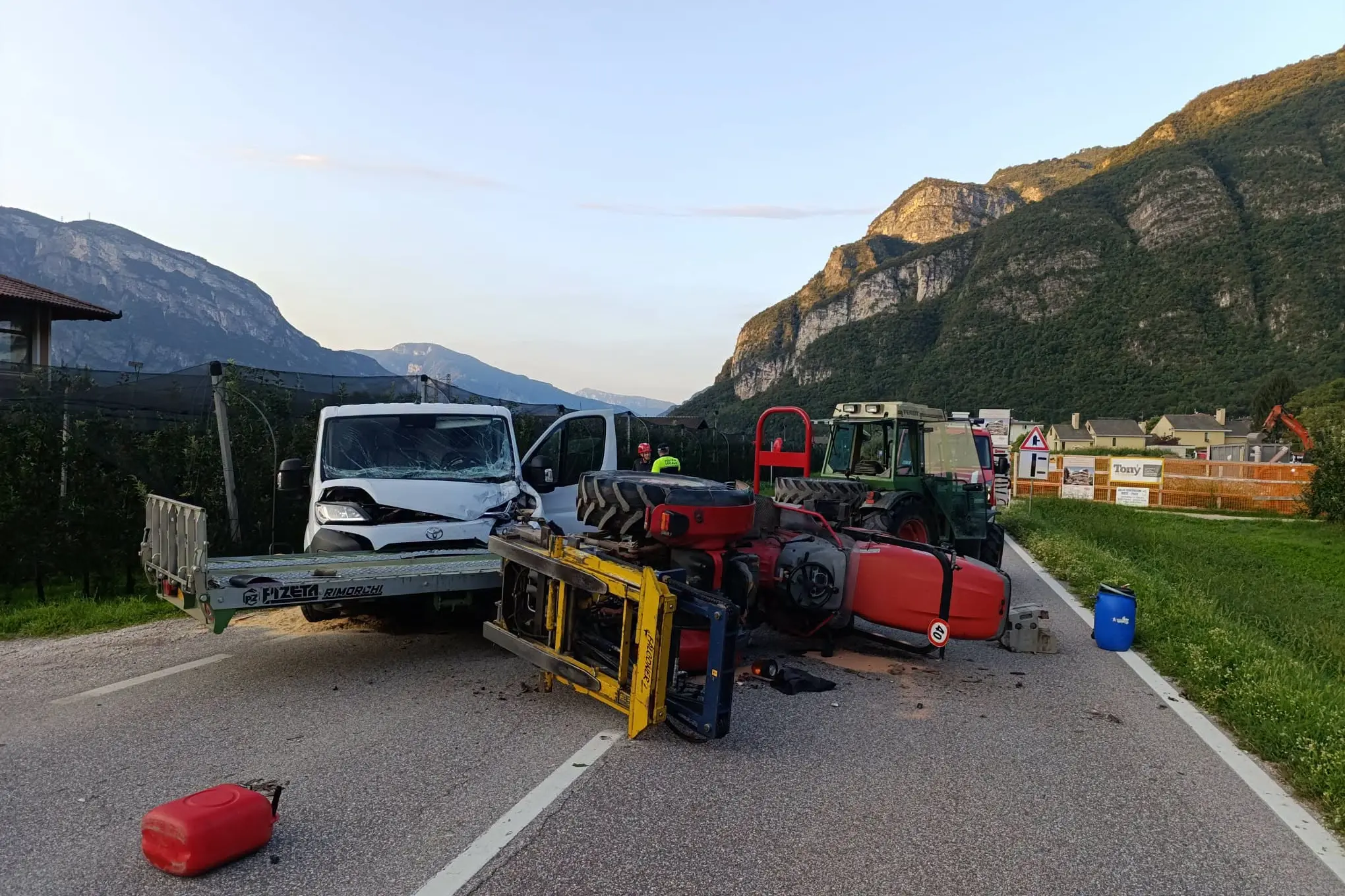 Incidente a Romagnano, rimorchio di un trattore si ribalta sulla provinciale