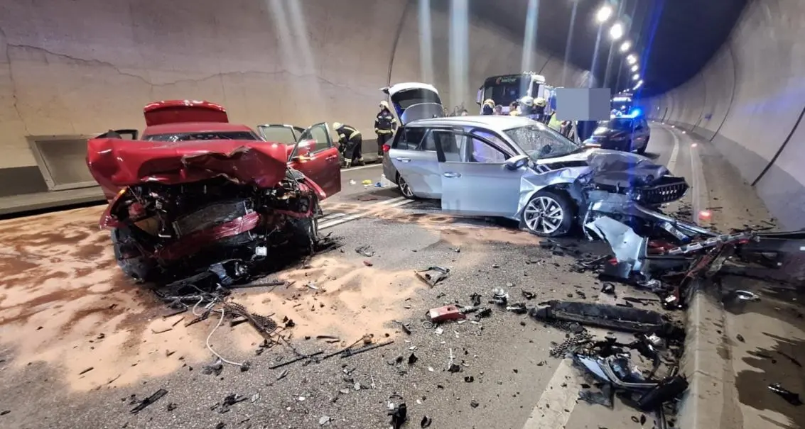 Tragedia sfiorata a Naturno: frontale tra due auto, sei feriti