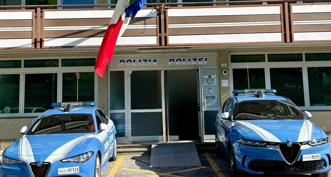 Si finge sordomuto per raccogliere denaro: smascherato dalla polizia a San Candido